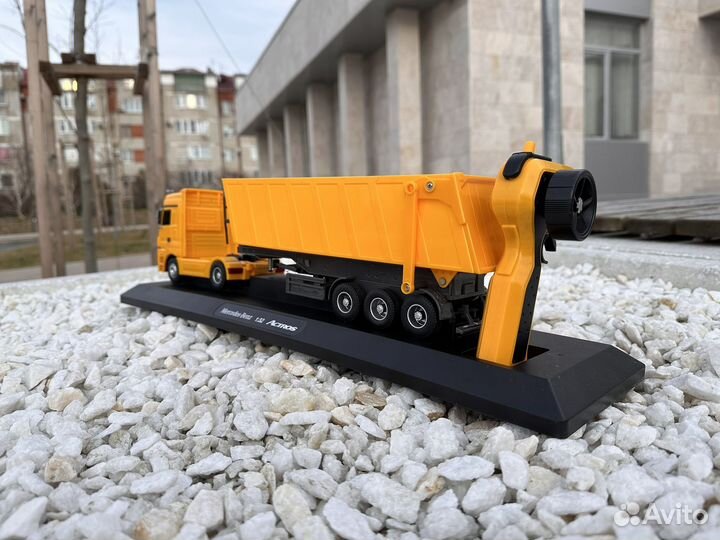 Игрушка фура на радиоуправлении