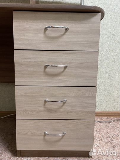 Стол угловой с полками