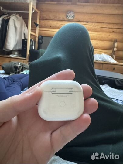 Кейс и правый наушник airpods 3