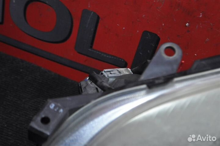 Фара левая toyota avensis ZZT251