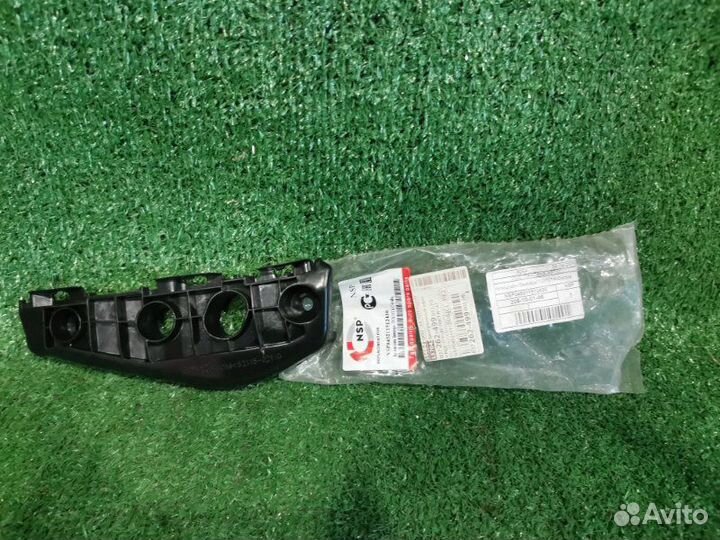 Крепление бампера правое Toyota Corolla