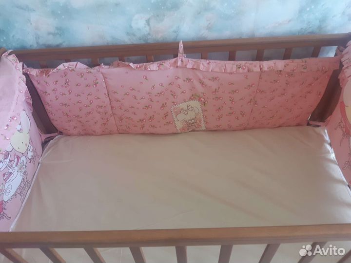 Детская кроватка с маятником