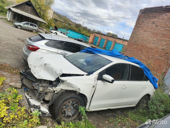 Volkswagen Polo 1.6 AT, 2012, битый, 250 000 км