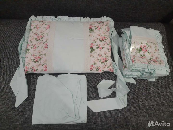 Бортики в детскую кроватку+постельное.Одеяло в