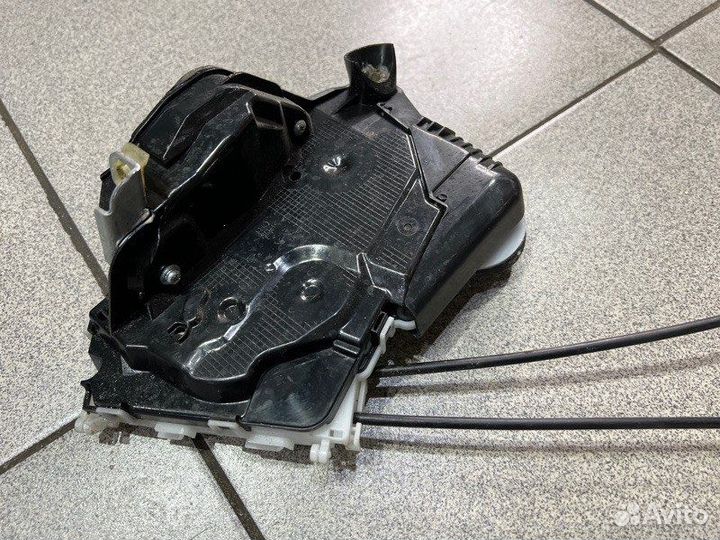 Замок двери передний правый Toyota Vitz