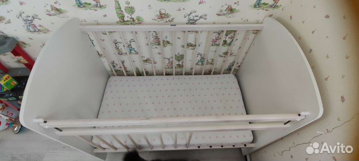 Кроватка детская с маятником