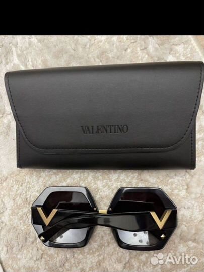 Солнцезащитные очки женские Valentino