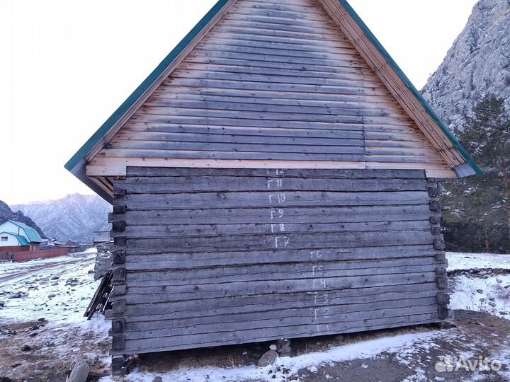 Сруб дома из бревна