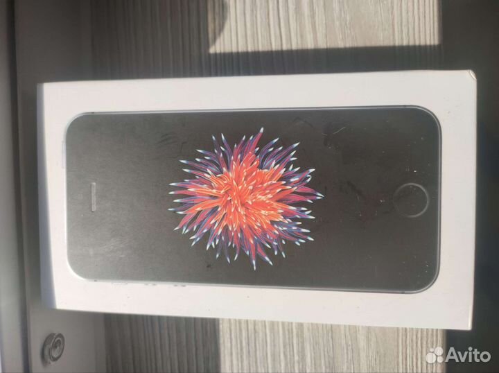 Коробка от iPhone SE