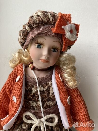 Кукла фарфоровая