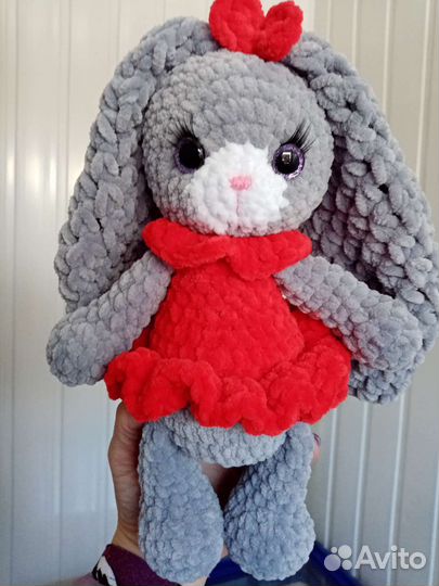 Вязаный плюшевый зайчик