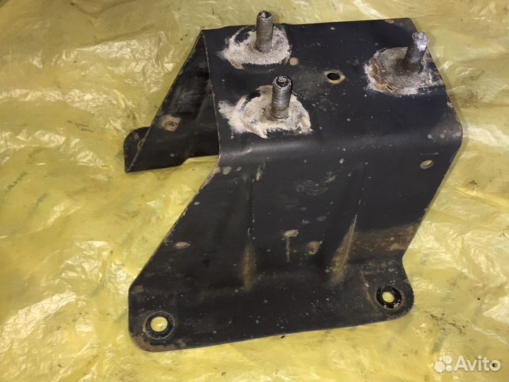 Кронштейн запасного колеса Дайхатсу Териос 1