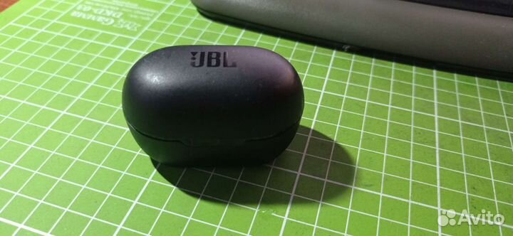 Зарядник для беспроводных наушников JBL