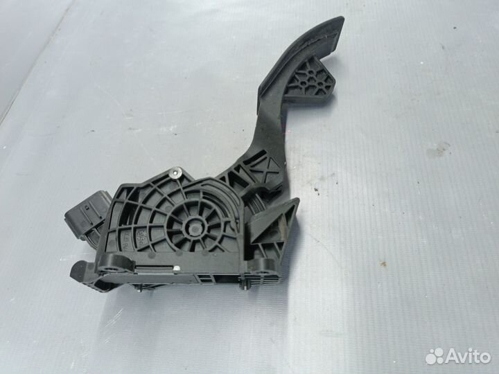 Педаль тормоза Skoda Rapid