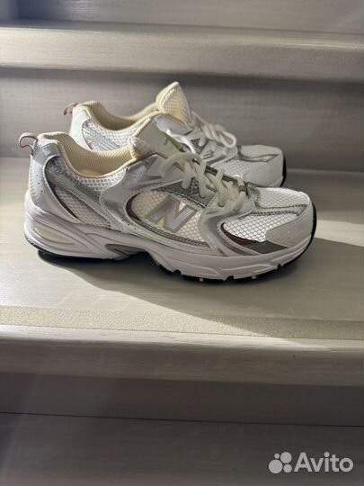 Кроссовки женские