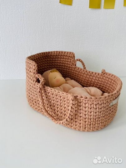 Вязаная люлька для куклы