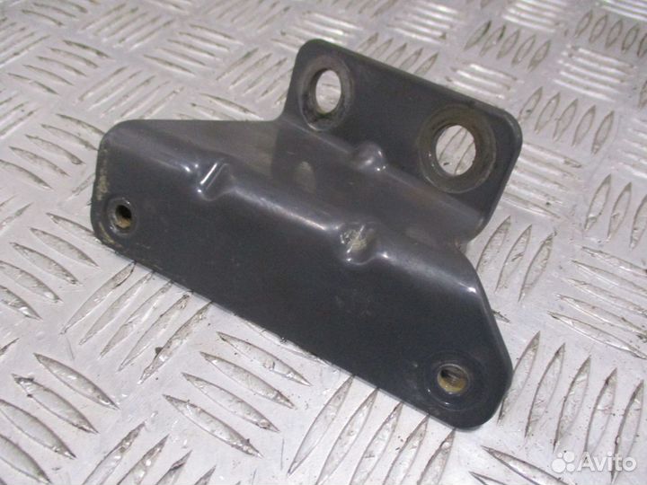 Кронштейн крыла уровня пола Volvo 21117564