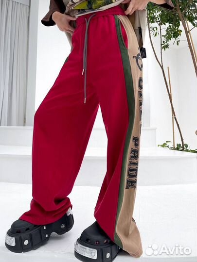 Широкие трикотажные брюки с лампасами