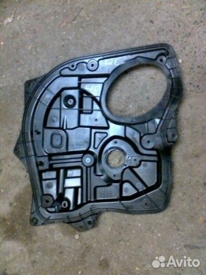 Кронштейн стеклоподъемника задний правый Mazda