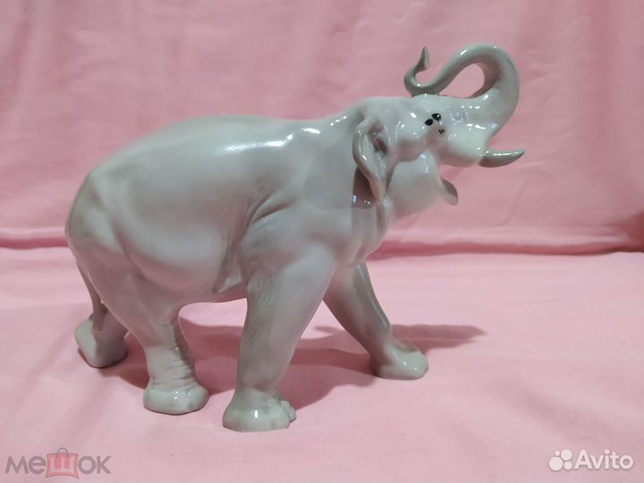 Фарфоровая фигурка 