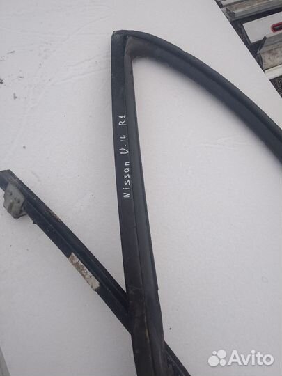 Уплотнитель стекла двери Nissan