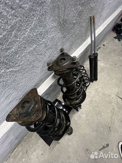 Продам амортизаторы на весту