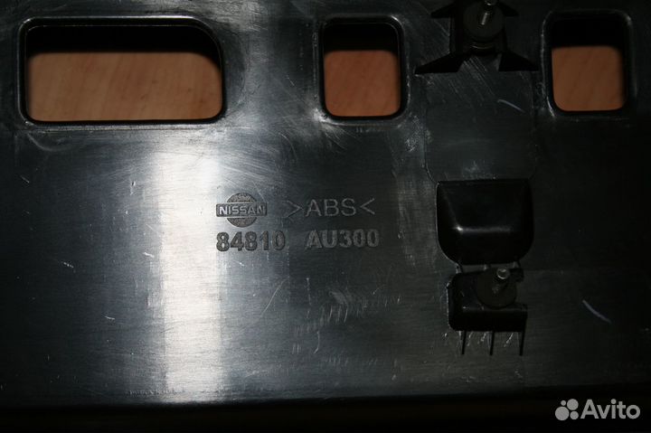 Накладка крышки багажника Nissan Primera