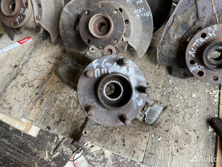 Поворотный кулак правый Ford C-Max