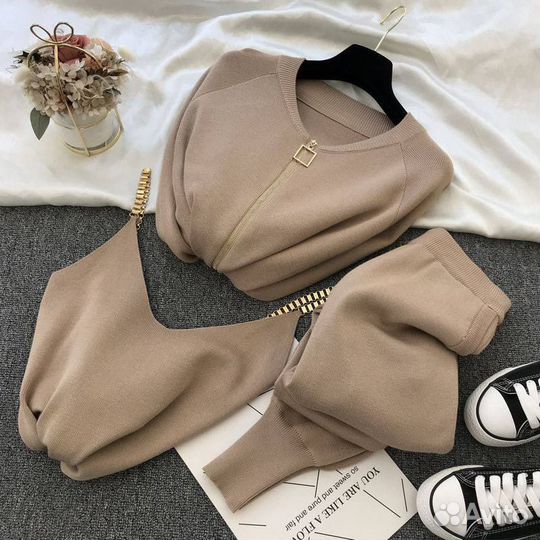 Стильный женский костюм