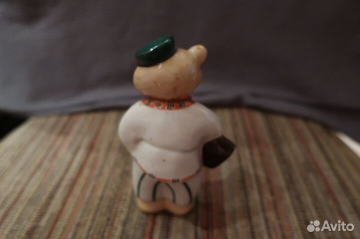 Фарфоровая статуэтка Медведь с балалайкой.Сысерть