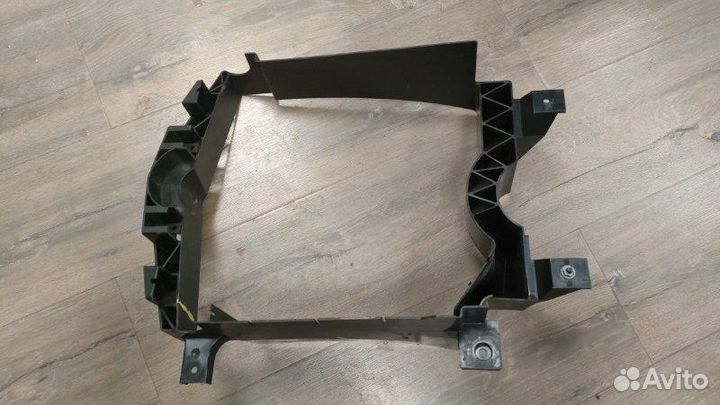 Кронштейн интеркулера правый Land Rover Range