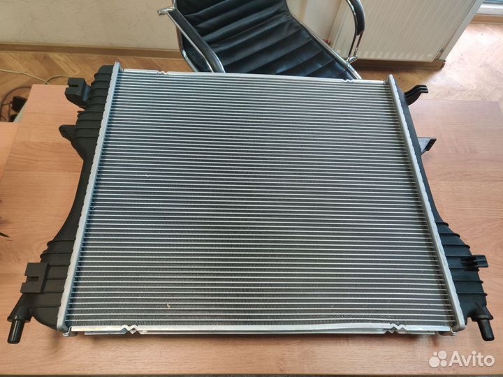Радиатор охлаждения Jaguar XF бензин 2.0