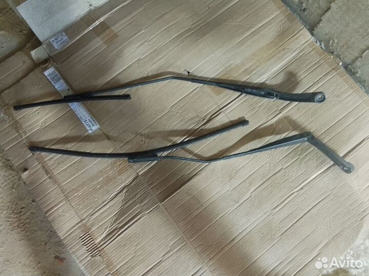 Поводок дворника передний прав/лев LADA X-Ray