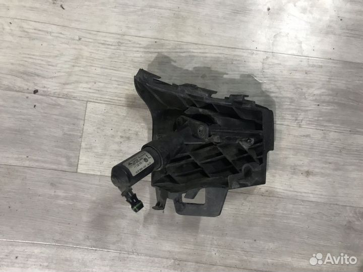 Форсунка левого фароомывателя в Сборе VW Passat CC