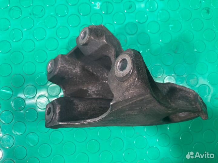 Кронштейн (опора) двигателя правый Volkswagen