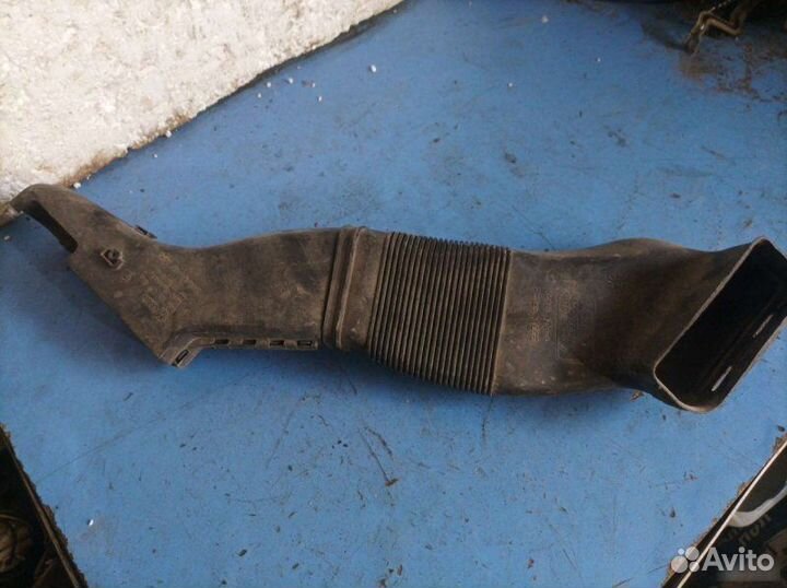 Патрубок воздухозаборника Volkswagen Passat