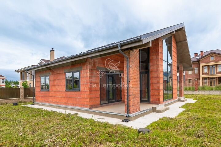 Коттедж 282 м² на участке 15 сот.