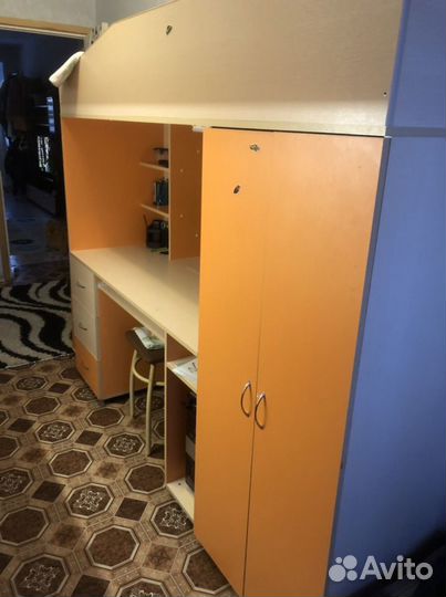 Детская кровать чердак со столом и шкафом