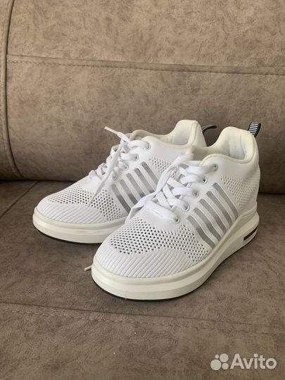 Кроссовки женские