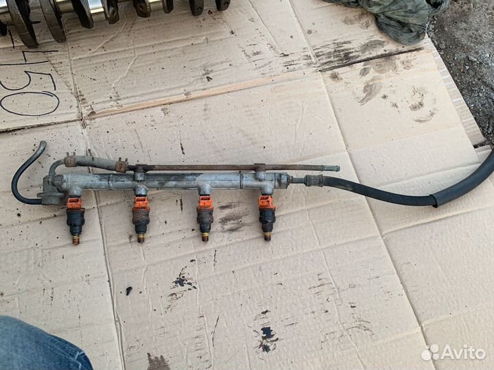 Топливная рампа с форсунками kia t8 т8 clarus 1,8