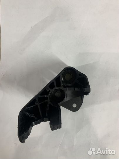 Кронштейн крепление троса кпп Renault sandero 2