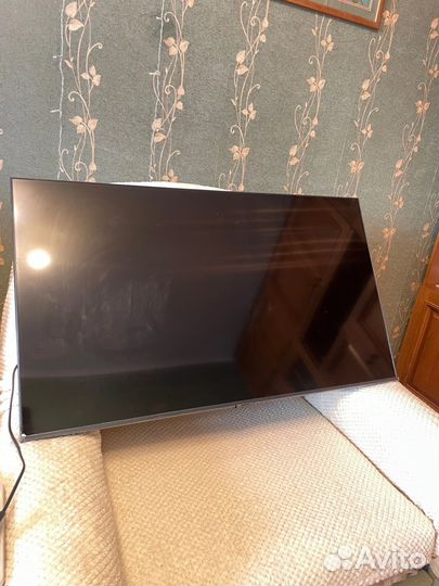 Разбитый телевизор Samsung UE43AU7100U