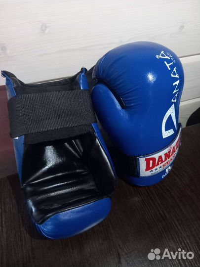 Перчатки и футы для кикбоксинга