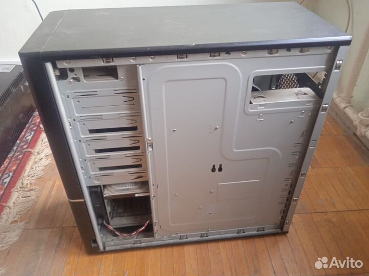 Два старых корпуса компьютеров