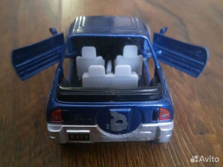 Игрушечная машина