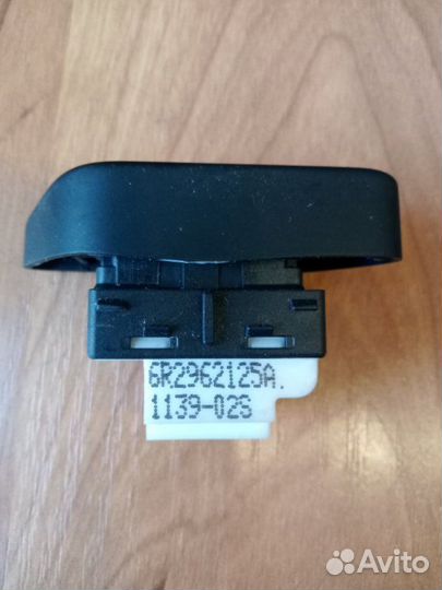 Кнопка центрального замка Volkswagen Polo хетчбек