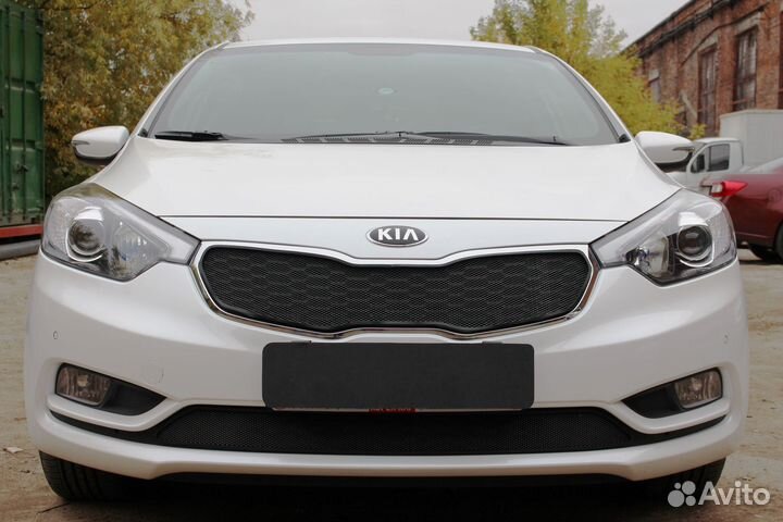 Защитная сетка радиатора низ черная Kia Cerato (20