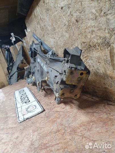 Стеклоподьемник двери задний правый в сборе с замк