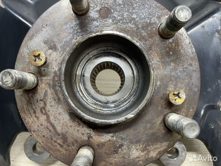 Кулак передний левый Honda Civic 4D 1.8