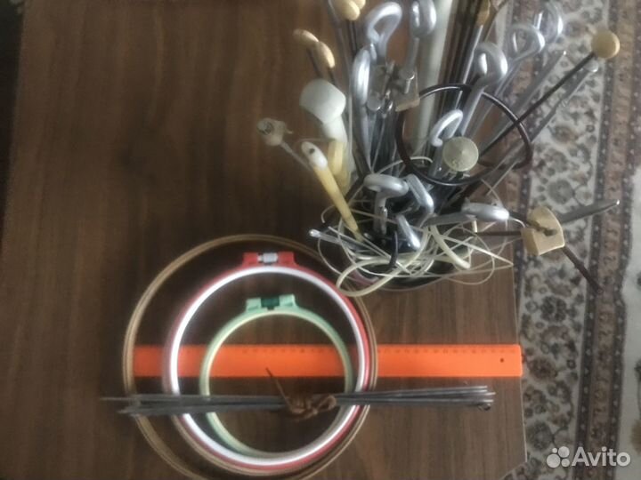 Пяльца спицы булавки, мохер нитки суровые веретено